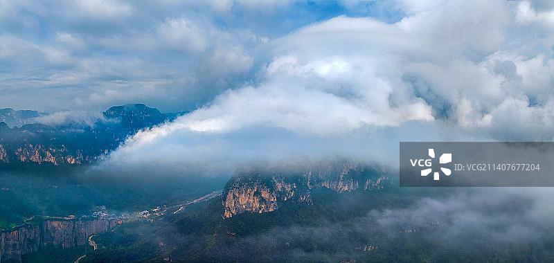 风起云涌～航拍河南新乡万仙山景区。图片素材
