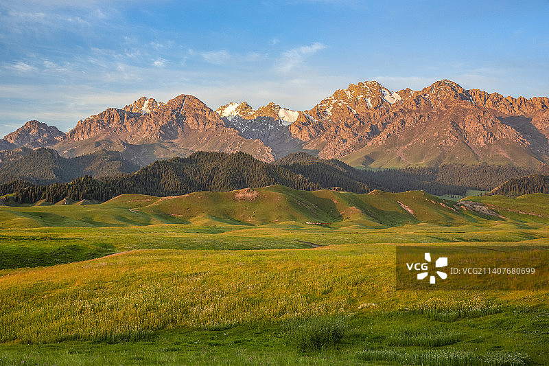 塔城沙湾县鹿角湾草场晨光图片素材