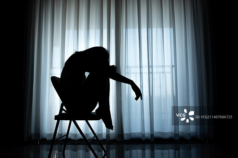 女生独自坐在窗前放任情绪流动图片素材