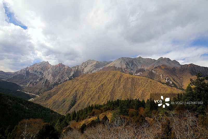 雪宝鼎下的黄龙沟图片素材