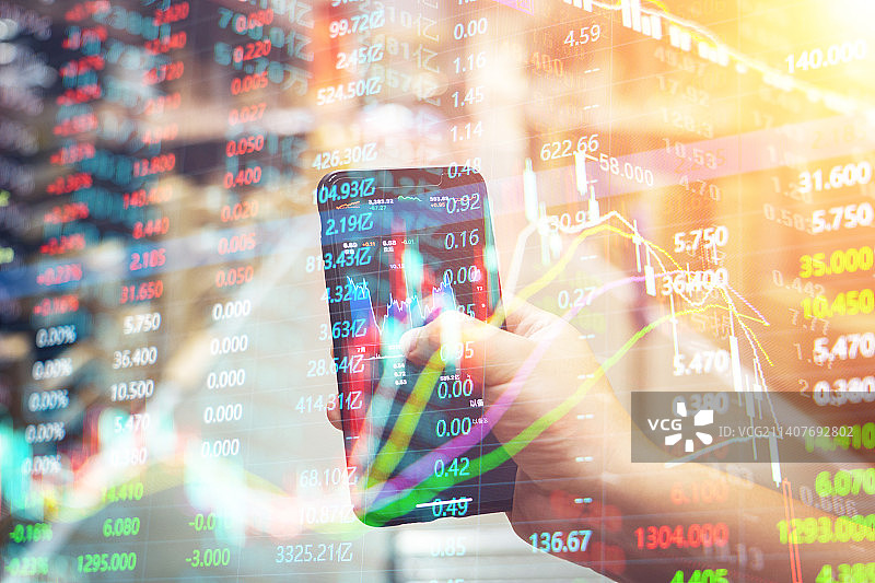 投资者用手机进行股票交易和金融股市走势背景图片素材