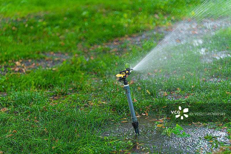 节约用水主题 英国伦敦 草坪上的洒水器图片素材