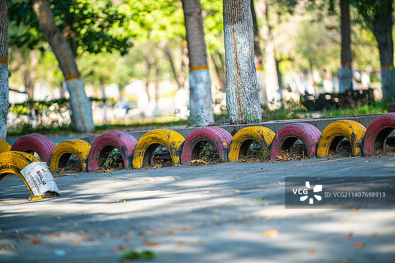 环保主题 英国伦敦  旧轮胎彩色围栏图片素材