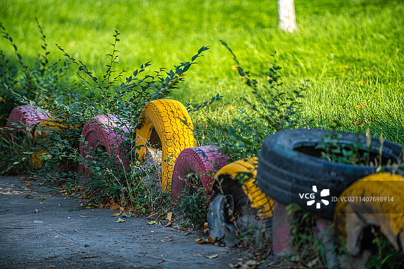 环保主题 英国伦敦  旧轮胎彩色围栏图片素材