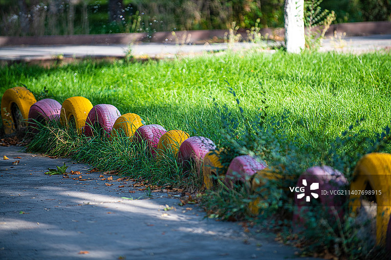 环保主题 英国伦敦  旧轮胎彩色围栏图片素材