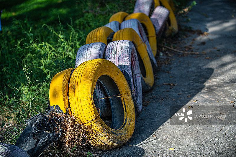 环保主题 英国伦敦  旧轮胎彩色围栏图片素材