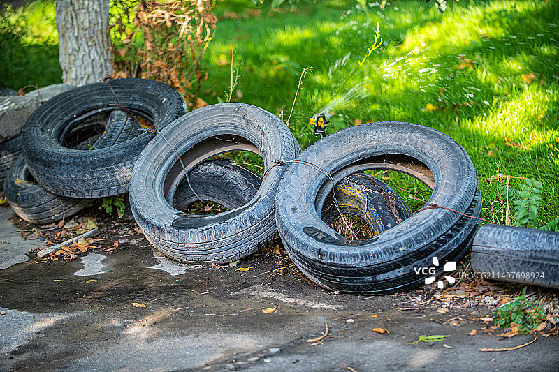 环保主题 英国伦敦  旧轮胎彩色围栏图片素材