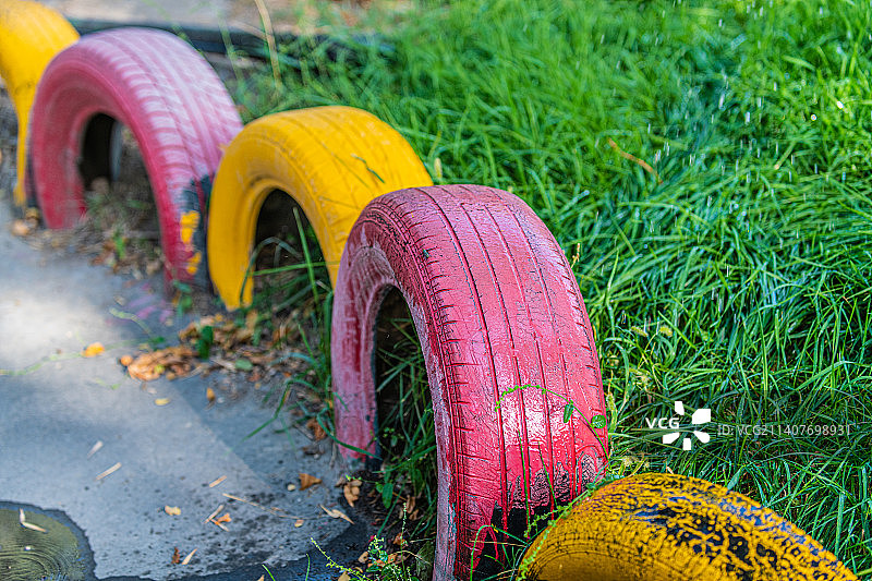 环保主题 英国伦敦  旧轮胎彩色围栏图片素材
