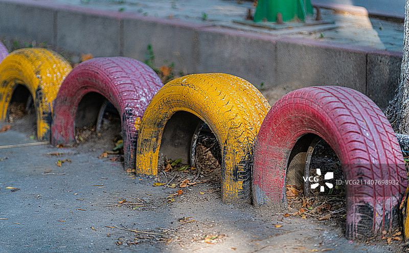 环保主题 英国伦敦  旧轮胎彩色围栏图片素材