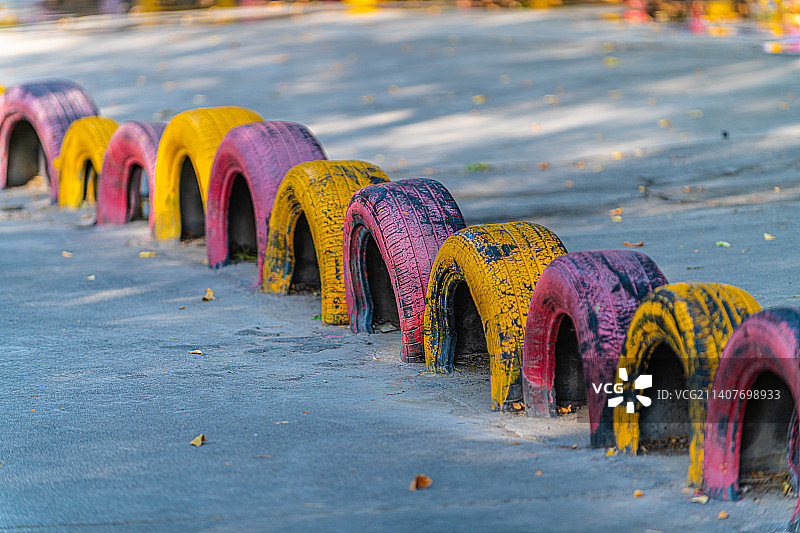环保主题 英国伦敦  旧轮胎彩色围栏图片素材