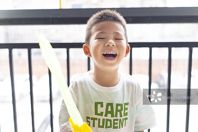 小男孩玩玩具剑图片素材