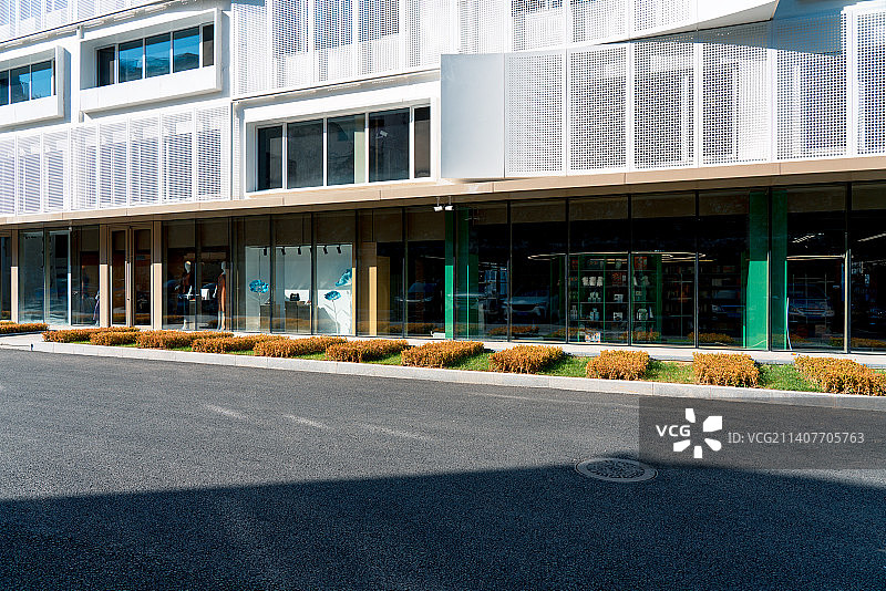 商场外的柏油路图片素材