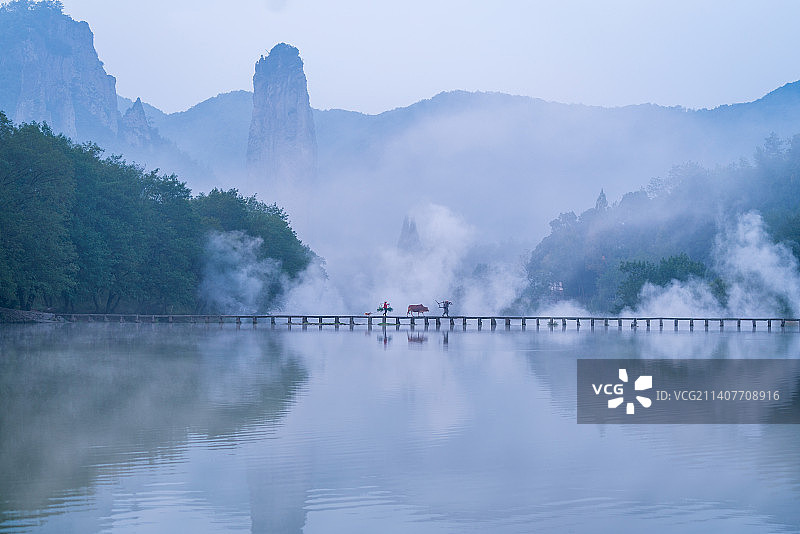 晨雾中的浙江丽水缙云仙都石桥图片素材