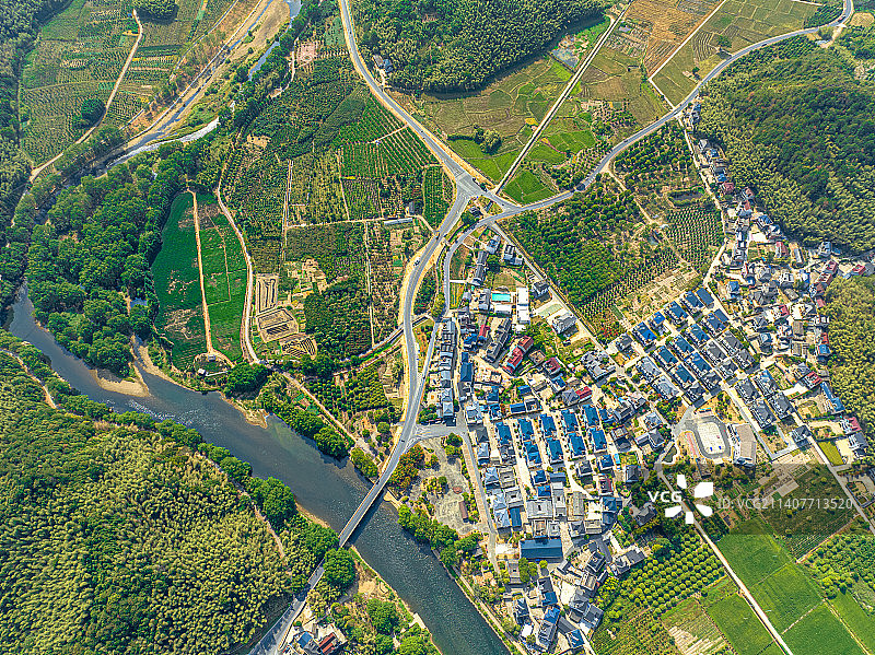 灵山江流域与蜿蜒乡村道路 龙游县溪口镇石角村 全石线浙江省村镇公路 山谷流域 美丽乡村图片素材