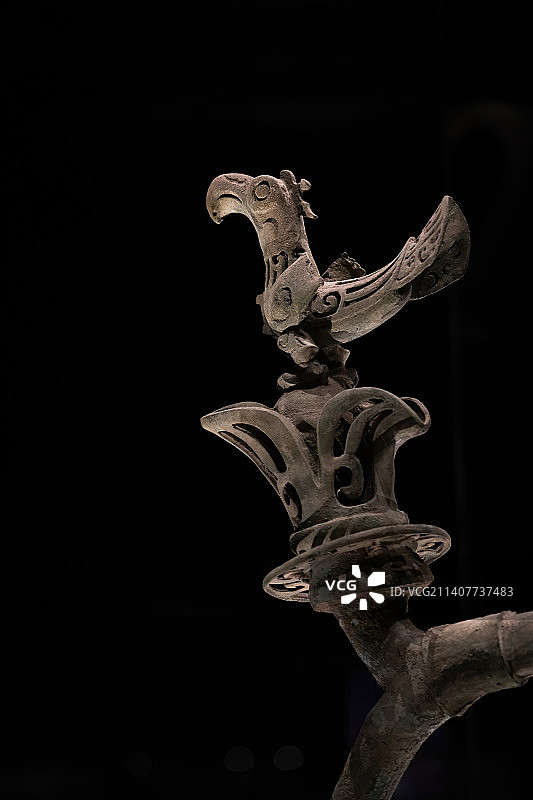 四川广汉三星堆遗址博物馆青铜神树局部神鸟图片素材