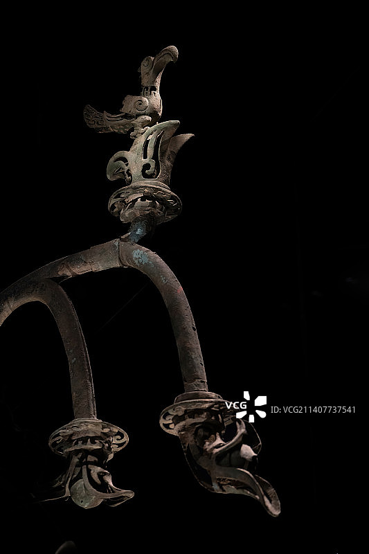 四川广汉三星堆遗址博物馆青铜神树局部神鸟图片素材