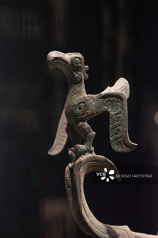 四川广汉三星堆遗址博物馆青铜神树局部神鸟图片素材