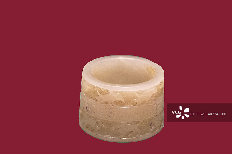 白玉浮雕禽兽扳指（清·乾隆，周身作两层浮雕，上部浮雕一周鸟纹，下部浮雕一周兽纹。故宫博物院藏）图片素材