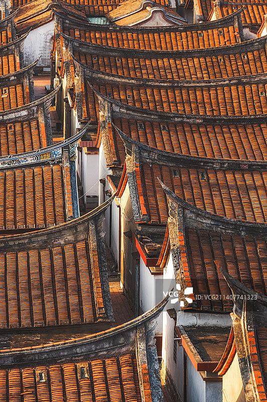 中国传统村落——福建省漳州市龙海市龙海区埭美古村（闽南古厝燕尾脊）整齐排列长焦镜头特写高视角图片素材