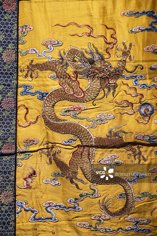 黄色缎绣金锦缘鞍韂（清，鞍韂属骑乘用马具，是铺在马背上的隔垫，也叫“马搭”。故宫博物院藏）图片素材