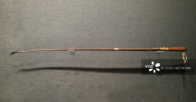 金星石柄皮马鞭（清，鞭身藤质，柄金星石。柄、鞭以铜镀金花卉卷草纹叶片连接，鞭梢为兰丝线。故宫藏）图片素材