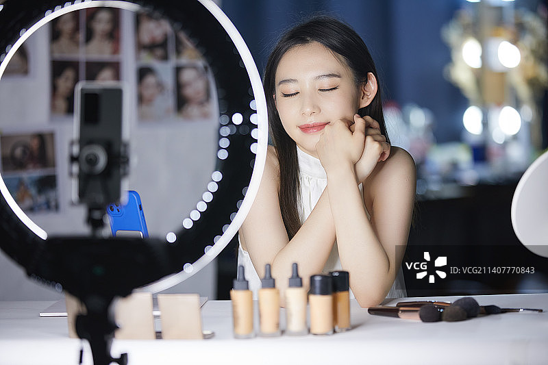 漂亮的女主播在做美妆直播图片素材