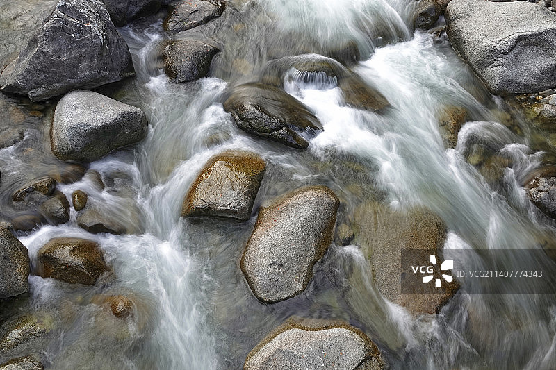 溪流中的巨石图片素材
