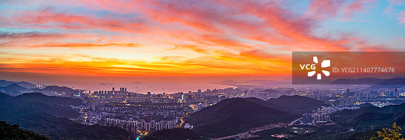 三亚制高点海誓山盟凤凰岭鸟瞰漫天弥漫的彩色红霞在天空飘扬图片素材