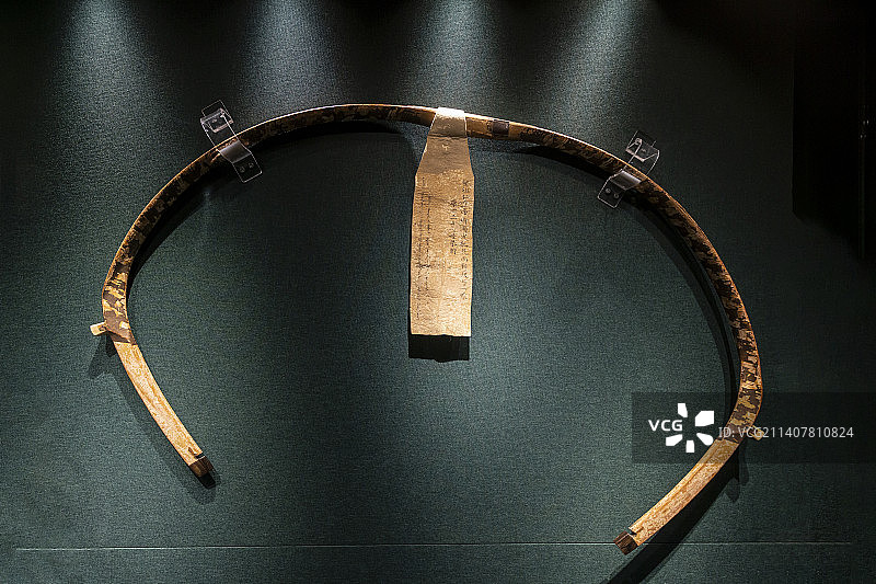 木花纹桦皮康熙帝御用弓（清·康熙，弓木质，面贴牛角，背蒙桦皮，彩饰。弓中部镶暖木一块，满汉文墨书）图片素材