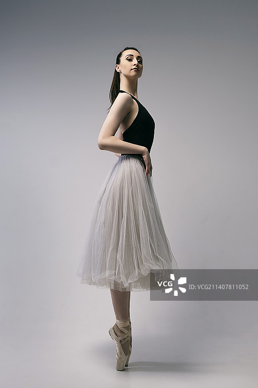 穿着紧身衣和白色裙子的芭蕾舞女演员即兴表演古典和现代舞蹈图片素材