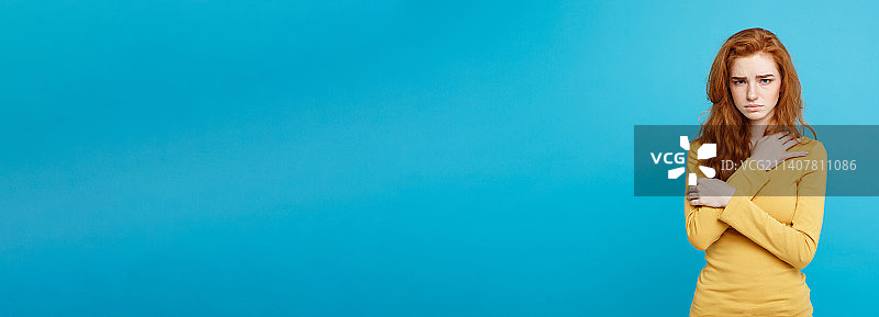 年轻红发女孩的特写肖像图片素材