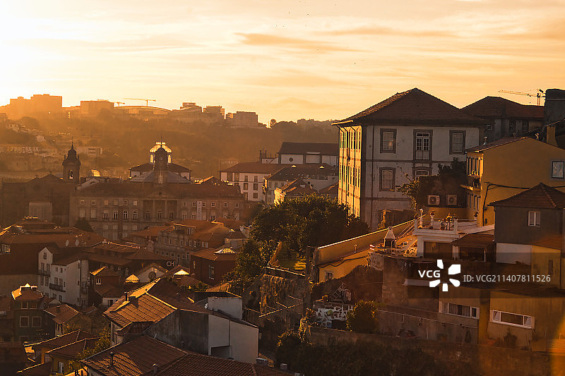 葡萄牙波尔图日落时分的城镇景观图片素材
