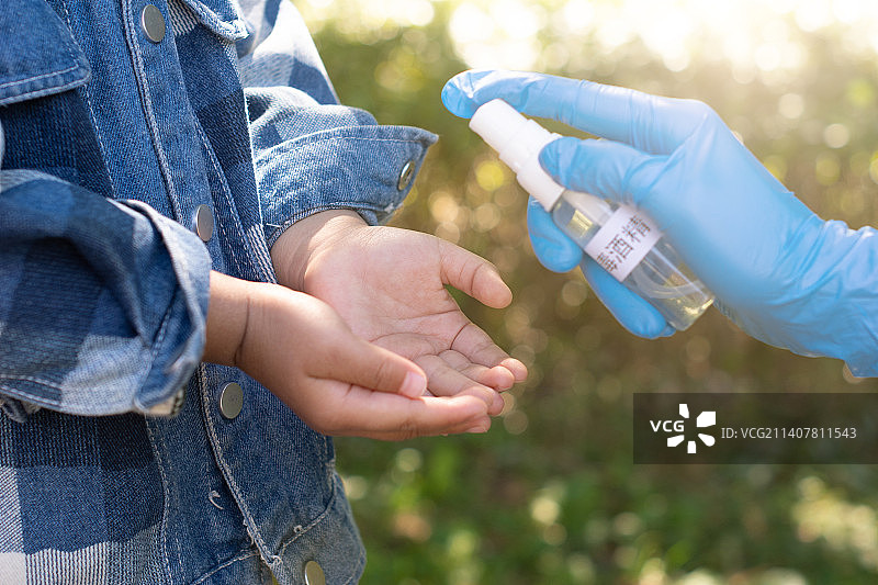 中国人小朋友戴口罩测温核酸检测安全防护图片素材