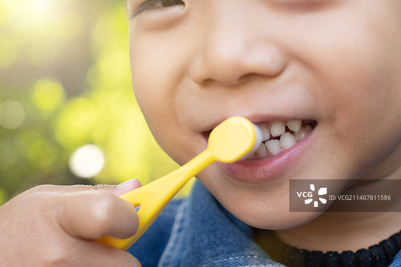 中国小朋友刷牙剔牙牙线保护牙齿爱牙日图片素材