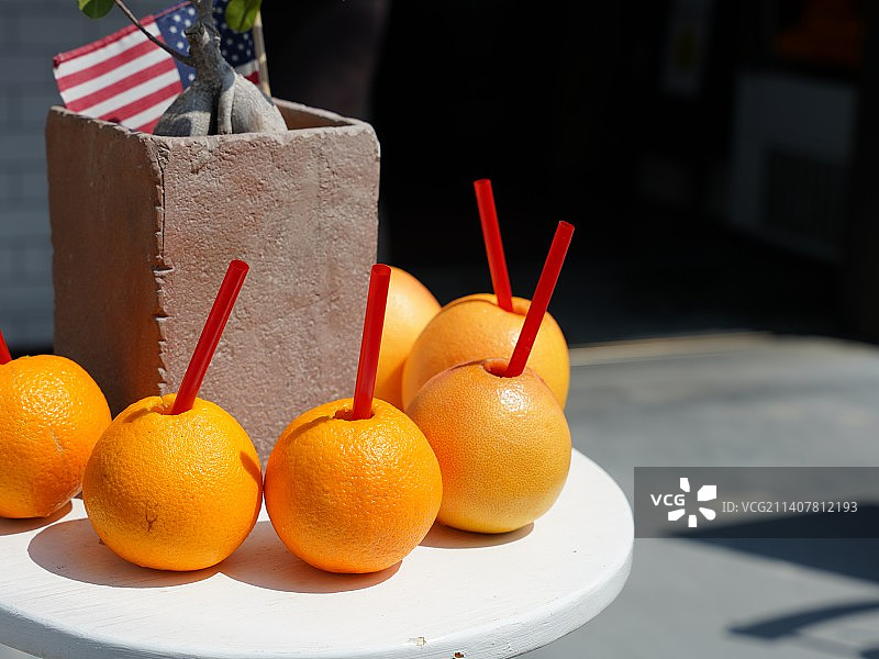 桌上盘子里的水果特写图片素材