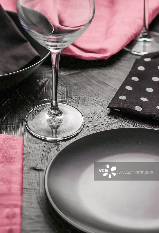 带粉色餐巾的空餐具，食品造型摆盘道具，奢华图片素材