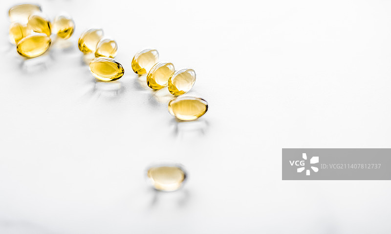 维生素D和Omega 3鱼油丸，健康饮食营养图片素材