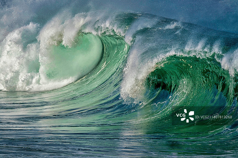 美国夏威夷威美亚海湾大西洋海浪的全画幅照片图片素材