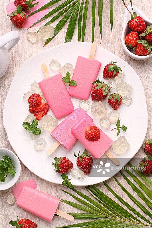 桌子上的水果和树叶俯视图图片素材