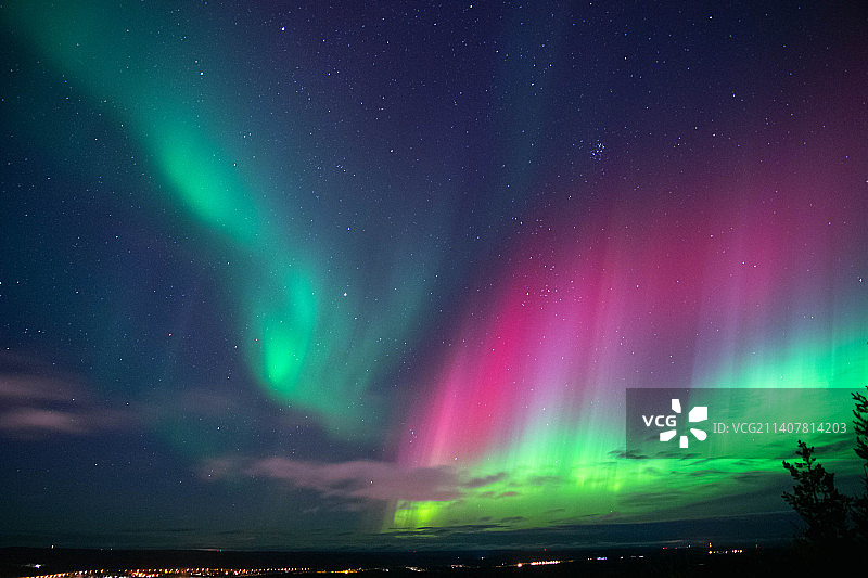 罗瓦涅米，芬兰夜间天空下的灯光景观图片素材