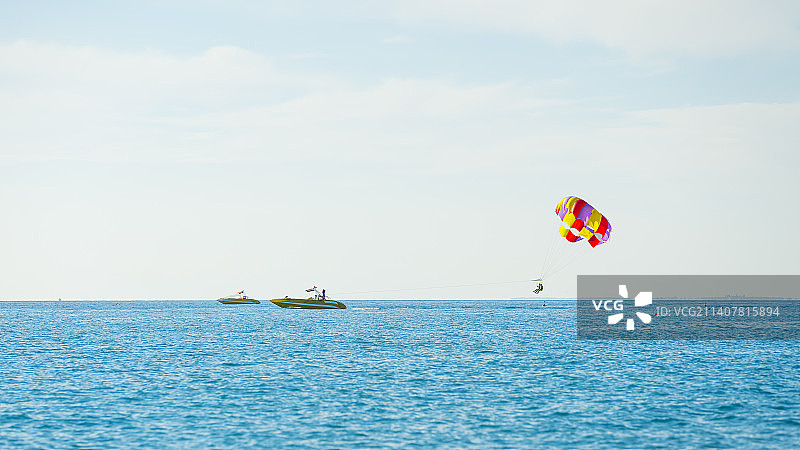 船拉动的彩色滑翔伞翼的壮丽景色图片素材