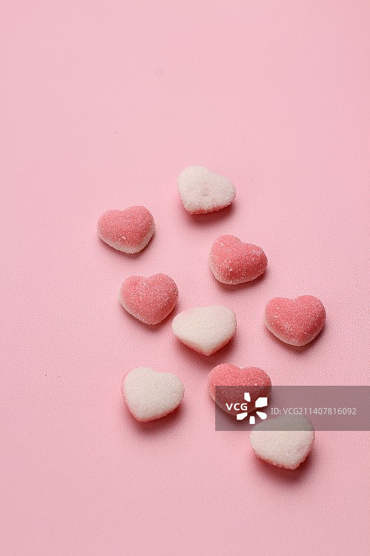 粉红色背景上的心形棉花糖特写，印度尼西亚勿加泗图片素材