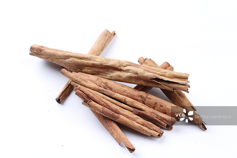 白色背景上的肉桂棒特写，印度尼西亚勿加泗图片素材