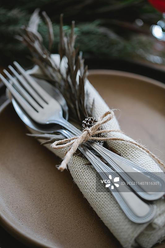 桌子上盘中餐具的俯视图图片素材