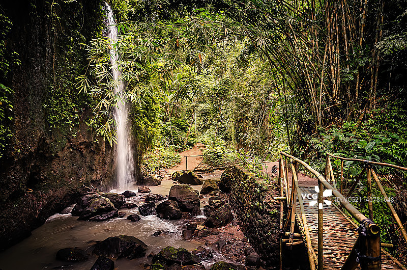 印度尼西亚峡谷竹桥边小瀑布图片素材