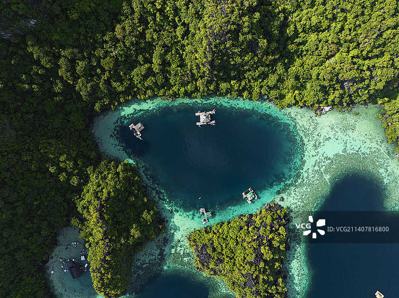 菲律宾巴拉望湖上停泊的船只航拍图片素材