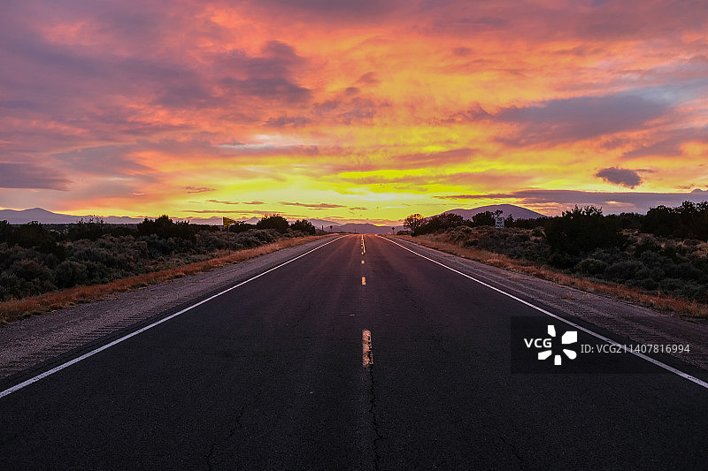 日落时分多云天空下的空旷道路，普韦布洛南部，美国图片素材