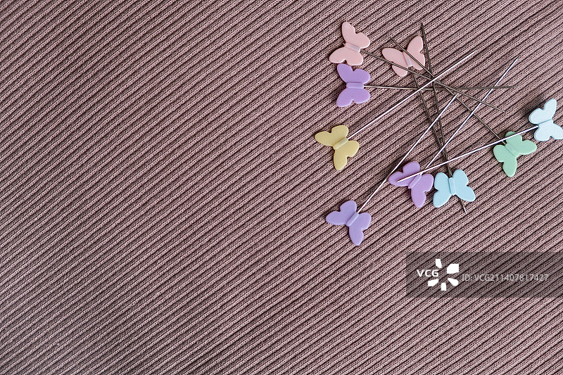 米色针织面料与缝纫针，服装裁剪设计理念图片素材