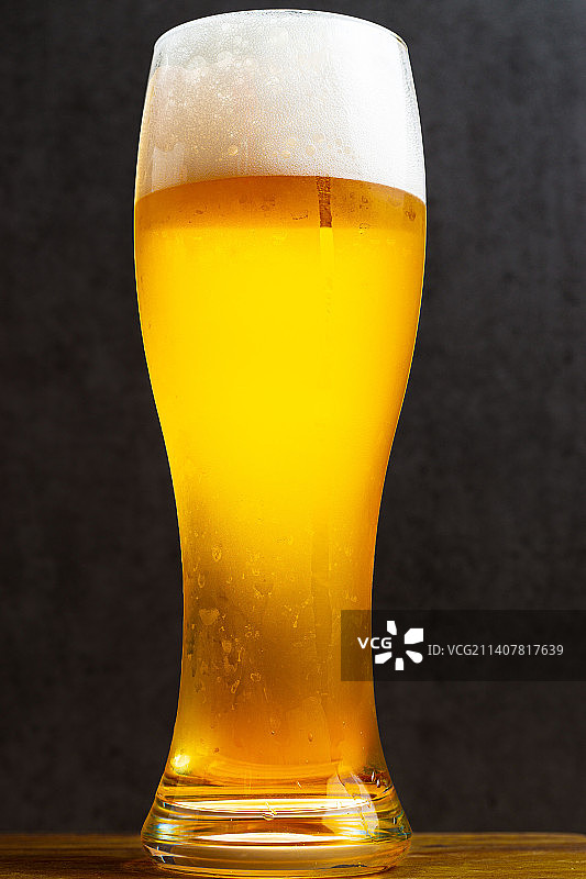 桌子上啤酒杯的特写图片素材