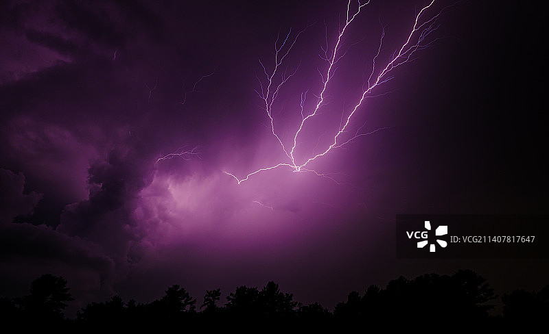 夜空中闪电的仰视角度图片素材